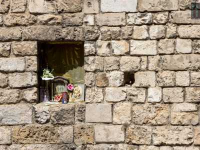 Un posto dove l�aspetto della devozione popolare � sempre mantenuta. L�edicola votiva di fronte al locale l�ha allestita la famiglia Genchi, con immagini della Madonna e dei Santi Medici 